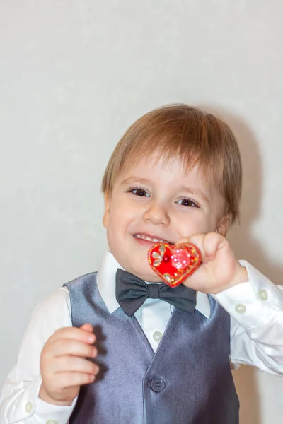 Küçük Bir Çocuk Elinde Kırmızı Bir Kalp Tutar Uzatır Sevgililer — Stok fotoğraf