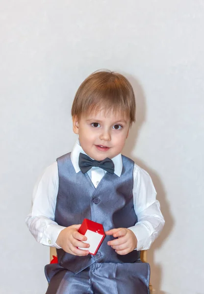 Niño Pequeño Sostiene Entrega Una Caja Roja Concepto Tema Del —  Fotos de Stock