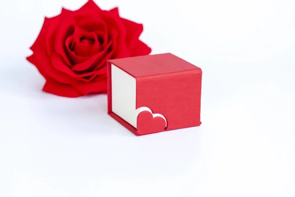Caixa Vermelha Para Decoração Com Coração Uma Rosa Fundo Branco — Fotografia de Stock