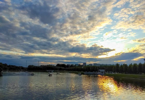 水库的景观 娱乐和娱乐场所 天空中美丽的云彩全景 — 图库照片