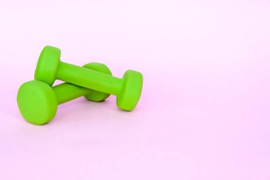 Yeşil bir elma ve pembe arka planda bir santimetre uzunluğunda şerit. Spor, spor beslenme, sağlıklı beslenme, diyet. Metin için yer aç. Egzersiz, kilo vermek. 