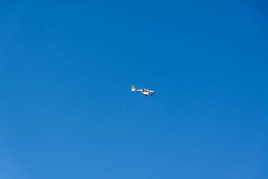 Moskova, Rusya, 2018-08-25, askeri teçhizat sergisi, askeri araçların faaliyet gösterimi. Yaşam ve savaş operasyonlarının yeniden inşası. Gökyüzünde bir uçak. Ordu.