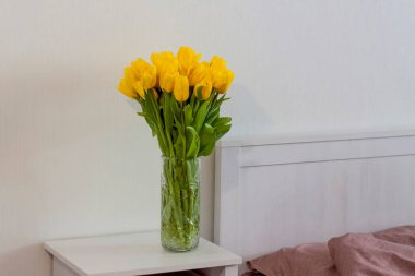 Bir buket sarı lale. Yakından bir buket taze lale. İç kısımda bahar çiçekleri var. Bahar ya da tatil konsepti, 8 Mart, Uluslararası Kadınlar Günü, doğum günü.