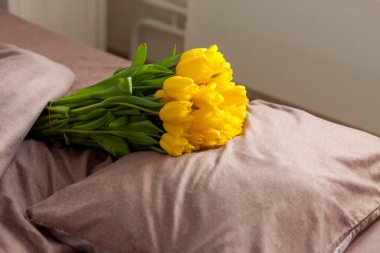 Bir buket sarı lale. Yakından bir buket taze lale. İç kısımda bahar çiçekleri var. Bahar ya da tatil konsepti, 8 Mart, Uluslararası Kadınlar Günü, doğum günü.