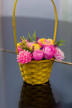 Sabundan yapılmış bir buket çiçek. Sabun buketi, çiçek aranjmanı. İç dekorasyon ya da hediye olarak. Bir buket sabun çiçeği.