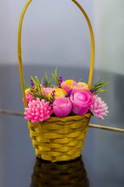 Sabundan yapılmış bir buket çiçek. Sabun buketi, çiçek aranjmanı. İç dekorasyon ya da hediye olarak. Bir buket sabun çiçeği.