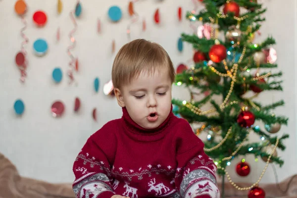 一个可爱男孩的肖像 孩子们的感情圣诞节和新年 广告横幅的概念 — 图库照片