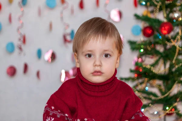 一个可爱男孩的肖像 孩子们的感情圣诞节和新年 广告横幅的概念 — 图库照片