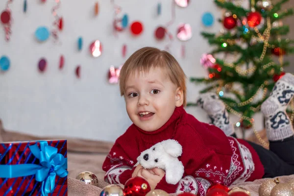 Portrét Roztomilého Chlapce Vánočního Stromečku Psem Dětské Emoce Vánoce Nový — Stock fotografie