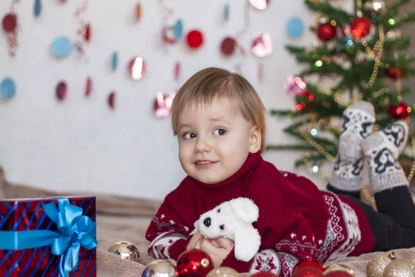 Portret Van Een Leuke Jongen Bij Een Kerstboom Met Een — Stockfoto