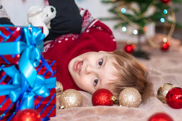 Porträt Eines Süßen Jungen Der Nähe Des Weihnachtsbaums Kindergefühle Weihnachten — Stockfoto