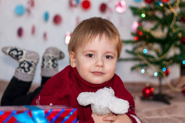 Retrato Chico Lindo Cerca Del Árbol Navidad Las Emociones Los — Foto de Stock