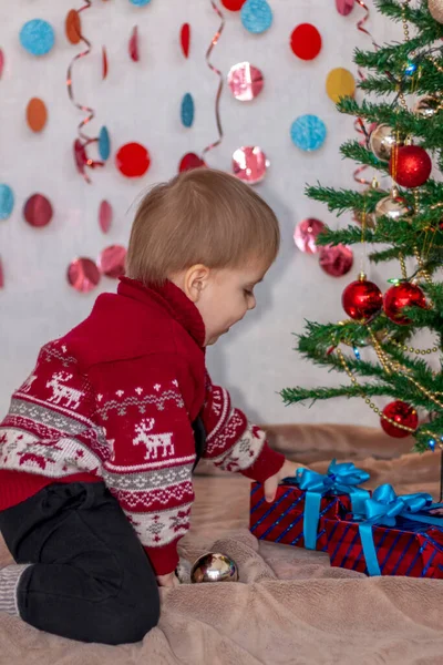 Een Kind Aan Kerstboom Met Bloemenslingers Legt Geschenken Onder Emoties — Stockfoto