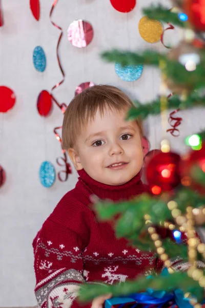 Een Kind Aan Kerstboom Met Bloemenslingers Legt Geschenken Onder Emoties — Stockfoto