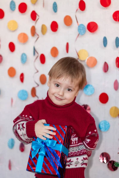 Portret Uroczego Chłopca Prezentem Rękach Emocje Dzieci Święta Nowy Rok — Zdjęcie stockowe