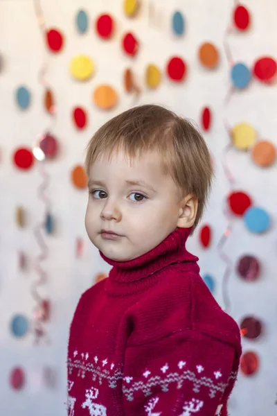 かわいい男の子の肖像画 子供の感情 クリスマスと新年 広告バナーの概念 — ストック写真