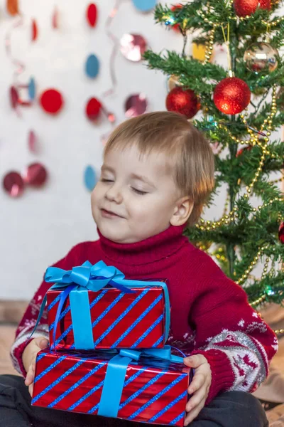 Porträt Eines Süßen Jungen Mit Einem Geschenk Den Händen Kindergefühle — Stockfoto