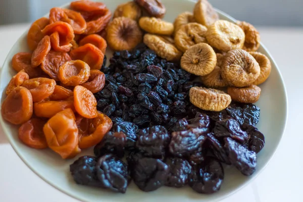 Mãos Dos Homens Seguram Prato Frutas Secas Sobre Mesa Poda — Fotografia de Stock