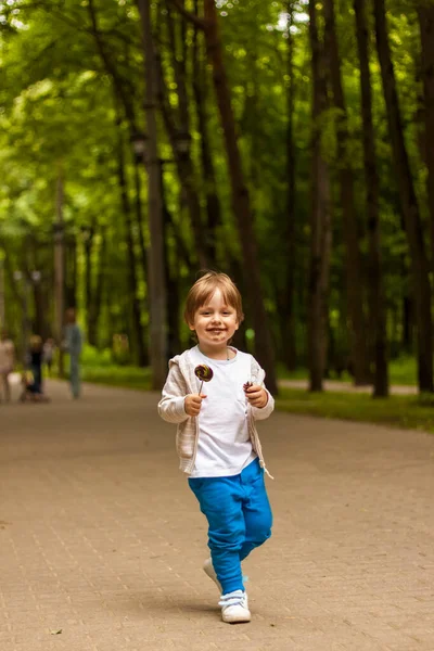 Schattig Jongetje Met Een Grote Ronde Lolly Een Stok Vreugdevolle — Stockfoto