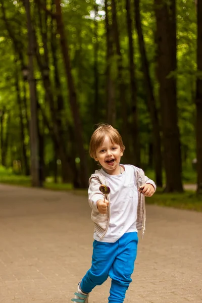 Lindo Niño Sosteniendo Una Gran Piruleta Redonda Palo Emociones Alegres — Foto de Stock