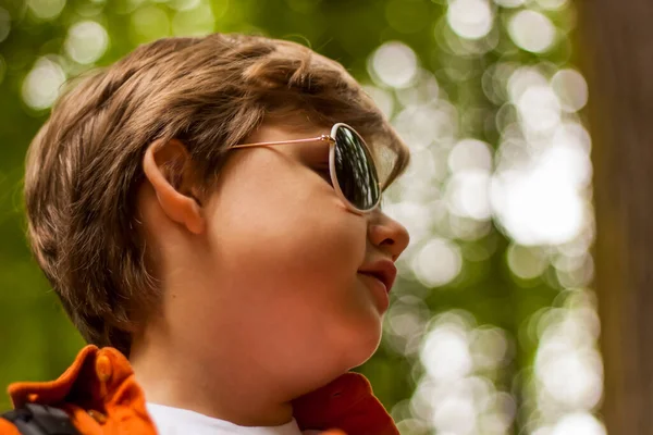 Portret Stylowo Ubranego Chłopca Okularach Przeciwsłonecznych Koncepcja Okularów Młody Człowiek — Zdjęcie stockowe