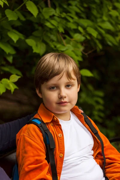 Portret Van Een Kind Jongeman Heeft Plezier Het Park Maak — Stockfoto