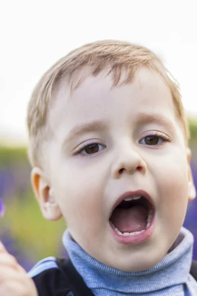 Portret Małego Chłopca Robiącego Dziwną Minę Emocje Dziecka Twarzy — Zdjęcie stockowe