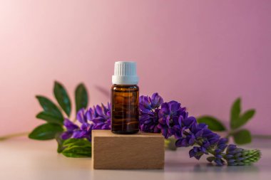 Kürsüde yağlı etiketsiz bir şişe. Bej-pembe arka planında şeker kutusu olan şeffaf cam bir kap. Ürün afişi. Metin ve tasarım için boşluk. Kozmetoloji ve güzellik kavramı 