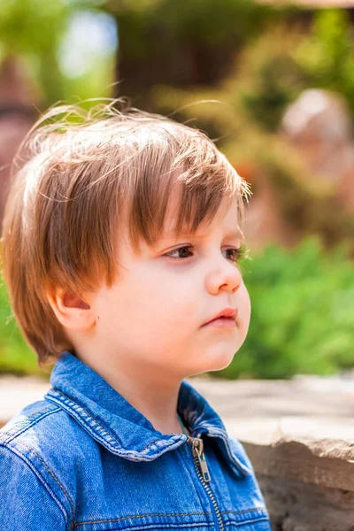 Portret Małego Dziecka Uśmiechniętego Zielonym Tle Emocjonalne Dziecko Radość Pojęcie — Zdjęcie stockowe