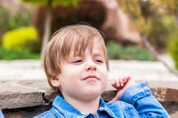 Nahaufnahme Eines Kleinen Kindes Das Freien Auf Grünem Hintergrund Lächelt — Stockfoto