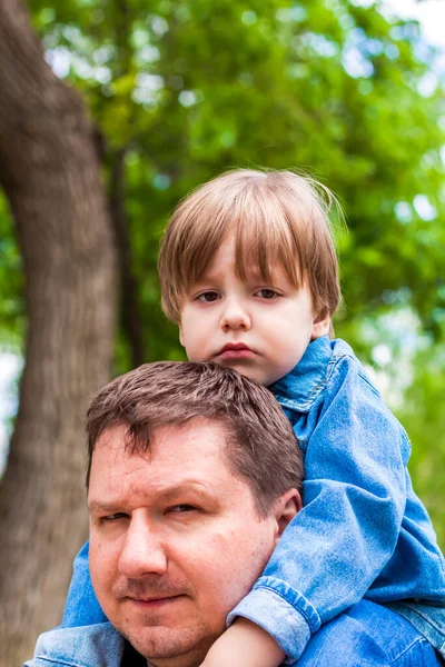 Padre Varón Pasa Tiempo Con Hijo Pequeño Familia Camina Naturaleza — Foto de Stock