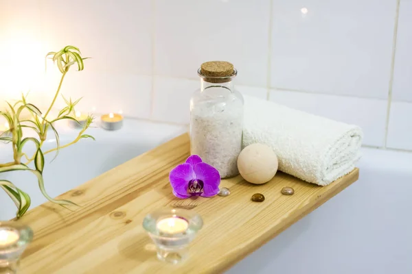 Spa-güzellik salonu, sağlık merkezi. Banyoda mumlar, yağlar ve tuzlu bir kadın cesedi için spa tedavisi. Yaşam tarzı ve kozmetik konsepti  