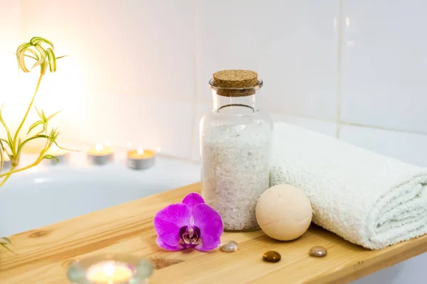 Spa-güzellik salonu, sağlık merkezi. Banyoda mumlar, yağlar ve tuzlu bir kadın cesedi için spa tedavisi. Yaşam tarzı ve kozmetik konsepti  