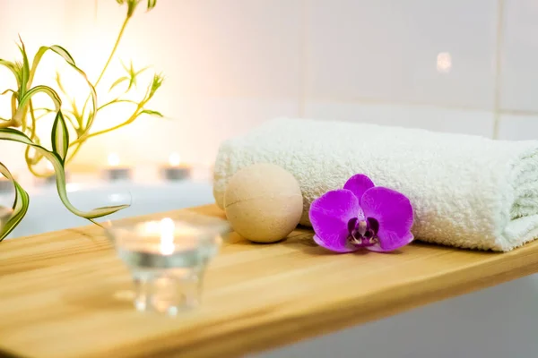 Spa-güzellik salonu, sağlık merkezi. Banyoda mumlar, yağlar ve tuzlu bir kadın cesedi için spa tedavisi. Yaşam tarzı ve kozmetik konsepti  