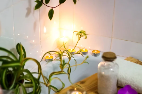 Spa-güzellik salonu, sağlık merkezi. Banyoda mumlar, yağlar ve tuzlu bir kadın cesedi için spa tedavisi. Yaşam tarzı ve kozmetik konsepti  