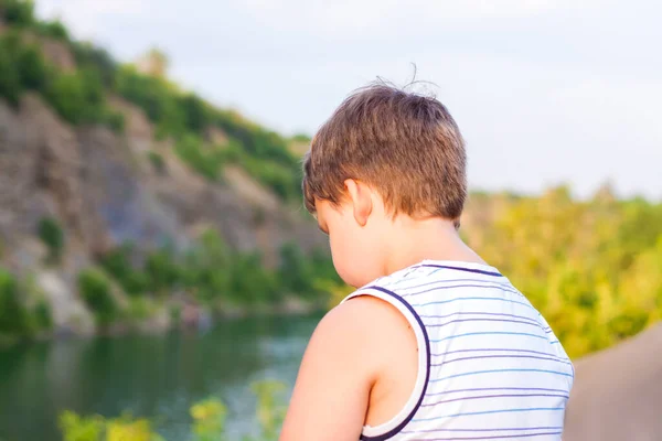 Uma Criança Senta Topo Belo Desfiladeiro Olha Para Água Nele — Fotografia de Stock