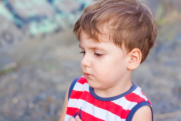 Porträt Eines Kleinen Jungen Der Ein Seltsames Gesicht Macht Die — Stockfoto