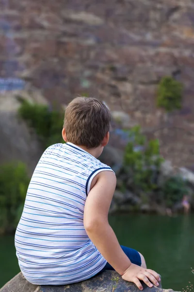 Ein Kind Sitzt Auf Der Spitze Einer Wunderschönen Schlucht Und — Stockfoto