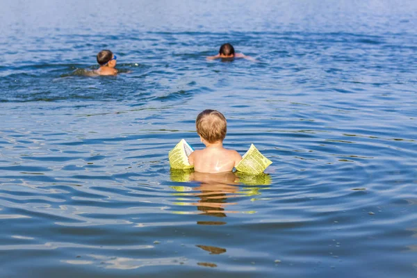 Una Familia Padre Sus Hijos Nadan Río Día Verano Muy —  Fotos de Stock