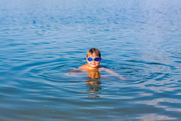 Uma Criança Feliz Está Nadando Rio Dia Verão Muito Quente — Fotografia de Stock