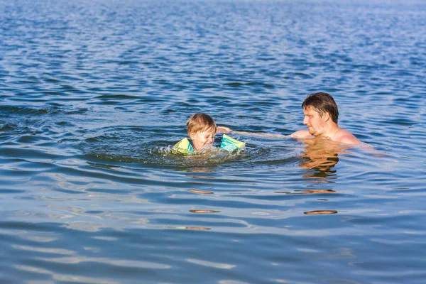 Uma Família Pai Seus Filhos Estão Nadando Rio Dia Verão — Fotografia de Stock