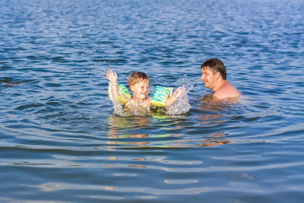 Uma Família Pai Seus Filhos Estão Nadando Rio Dia Verão — Fotografia de Stock