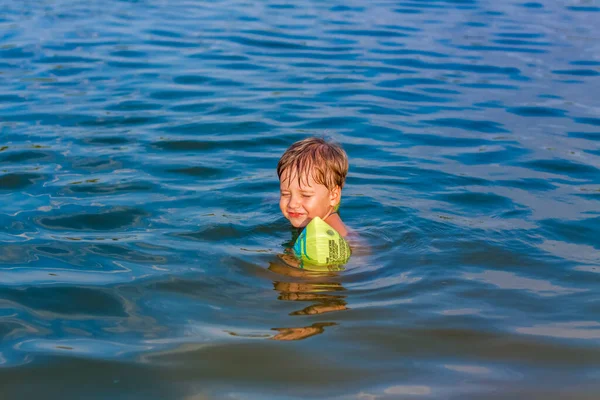 Uma Criança Feliz Está Nadando Rio Dia Verão Muito Quente — Fotografia de Stock