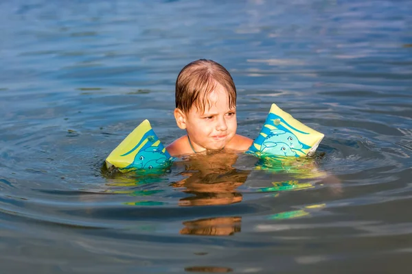 아이가 무더운 여름날 강에서 수영을 수지에서 수영하라 가족은 여름에 속에서 — 스톡 사진