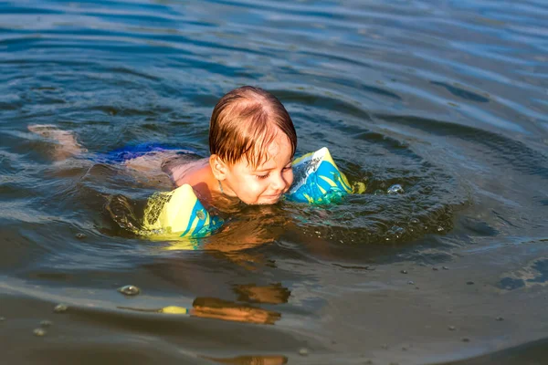 Uma Criança Feliz Está Nadando Rio Dia Verão Muito Quente — Fotografia de Stock