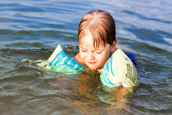 Uma Criança Feliz Está Nadando Rio Dia Verão Muito Quente — Fotografia de Stock