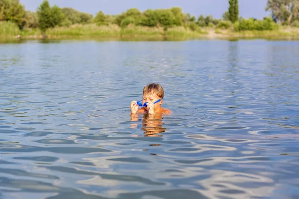 Uma Criança Feliz Está Nadando Rio Dia Verão Muito Quente — Fotografia de Stock