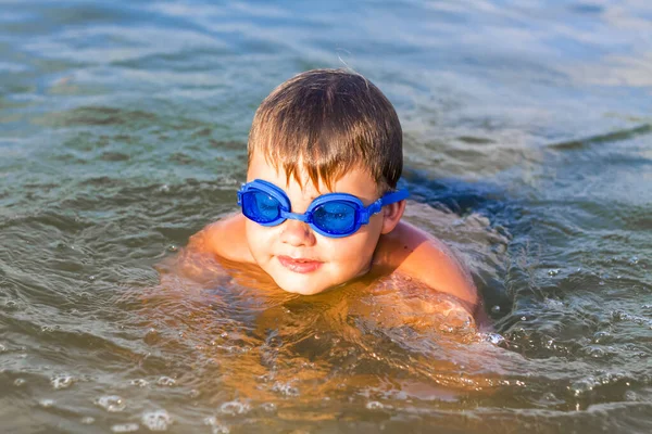 Uma Criança Feliz Está Nadando Rio Dia Verão Muito Quente — Fotografia de Stock