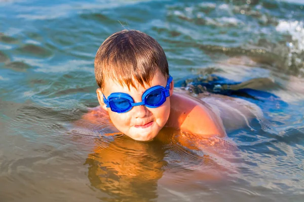 Uma Criança Feliz Está Nadando Rio Dia Verão Muito Quente — Fotografia de Stock