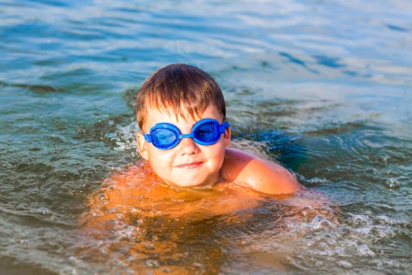 Uma Criança Feliz Está Nadando Rio Dia Verão Muito Quente — Fotografia de Stock